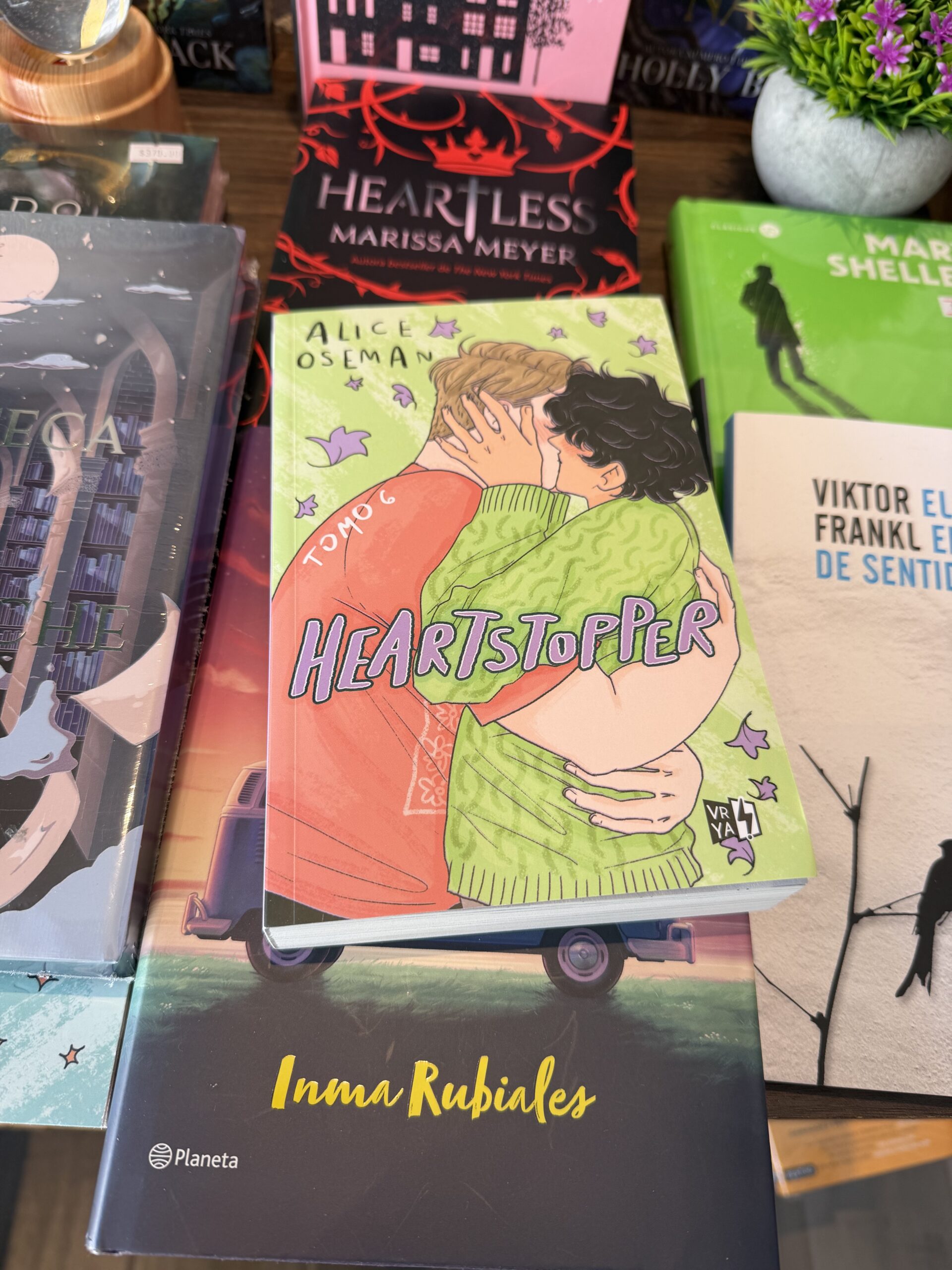 Heartstopper Vol. 6 de Alice Oseman: El Final que los Fans Esperaban con el Corazón en la Mano